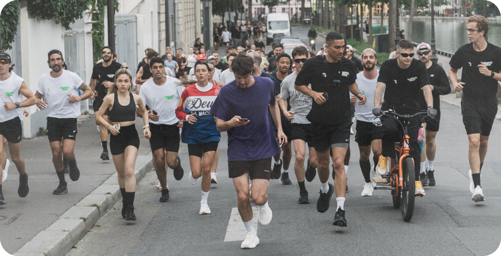 Coureurs dans la rue.