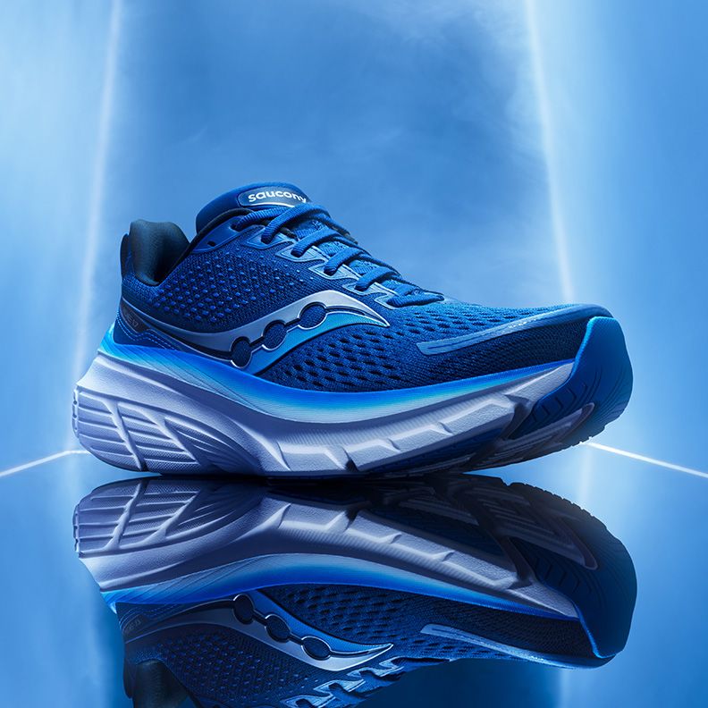 Une chaussure de course bleue et blanche Saucony Guide-17.