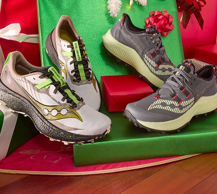 Un groupe de chaussures de randonnée Saucony sur une boîte-cadeau.