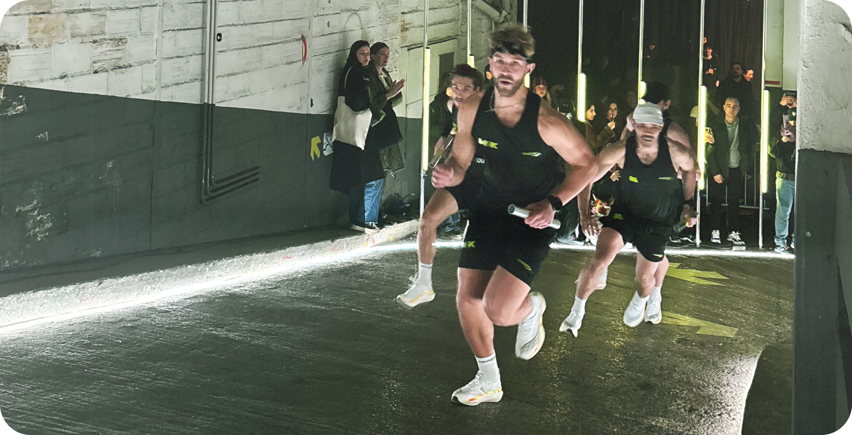 Coureurs dans un labyrinthe.