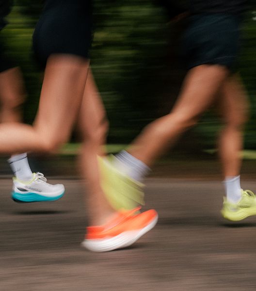Un gros plan sur des Saucony Triumph 24.
