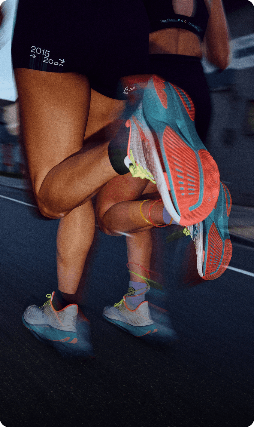 A runnner wearing Saucony shoes.